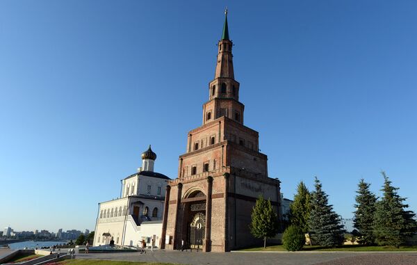 Башня Сююмбике в Казанском Кремле является падающей башней (имеет заметный наклон). Точная дата постройки неизвестна, впервые упоминается в летописях в 1777 году Башня Сююмбике в Казанском Кремле является падающей башней (имеет заметный наклон). Точная дата постройки неизвестна, впервые упоминается в летописях в 1777 году - Sputnik Таджикистан