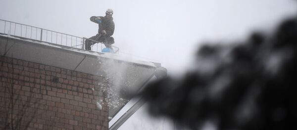 Чистка крыш от снега, архивное фото Чистка крыш от снега, архивное фото - Sputnik Таджикистан