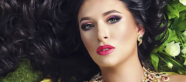 Известная таджикская певица Карина Комил - Sputnik Тоҷикистон