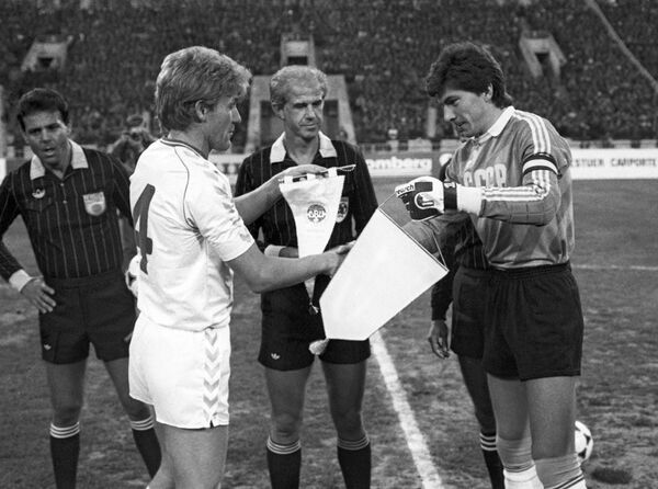 Отборочный матч ЧМ-86 – капитан сборной Дании Мортен Пер Ольсен и капитан сборной СССР Ринат Дасаев. Матч завершился победой советских футболистов со счетом 1:0. Отборочный матч ЧМ-86 – капитан сборной Дании Мортен Пер Ольсен и капитан сборной СССР Ринат Дасаев. Матч завершился победой советских футболистов со счетом 1:0. - Sputnik Таджикистан