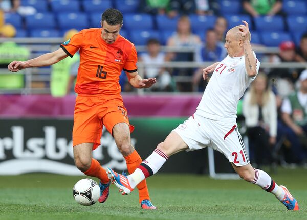 Игрок сборной Нидерландов Робин ван Перси и игрок сборной Дании Ники Зимлинг в очном противостоянии национальных команд на Евро-2012. Ни те, ни другие не смогли выйти из группы. Игрок сборной Нидерландов Робин ван Перси и игрок сборной Дании Ники Зимлинг в очном противостоянии национальных команд на Евро-2012. Ни те, ни другие не смогли выйти из группы. - Sputnik Таджикистан