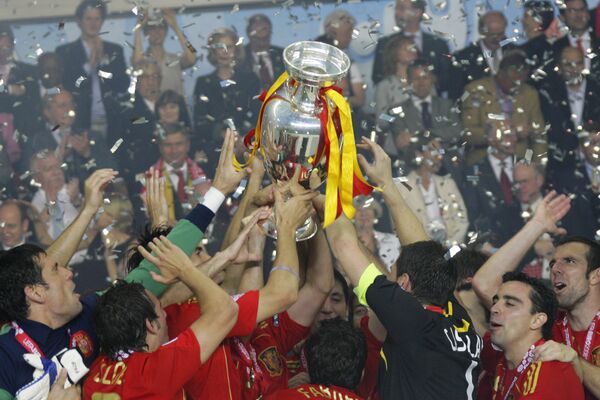 Сборная Испании – чемпион Европы. Финальный матч первенства Старого Света 2008 года закончился победой сборной Испании над национальной командой Германии со счетом 1:0. Сборная Испании – чемпион Европы. Финальный матч первенства Старого Света 2008 года закончился победой сборной Испании над национальной командой Германии со счетом 1:0. - Sputnik Таджикистан