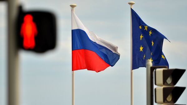 Флаги России, ЕС, Франции и герб Ниццы на набережной Ниццы - Sputnik Таджикистан
