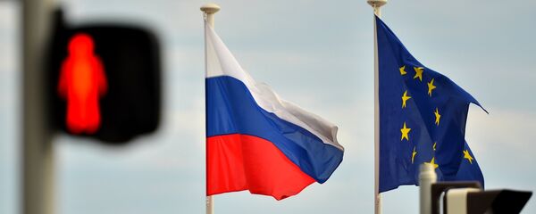 Флаги России, ЕС, Франции и герб Ниццы на набережной Ниццы - Sputnik Таджикистан
