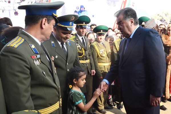 Ба истифода додани бинои истиқоматӣ барои 200 оилаи хизматчиёни давлатӣ дар маҳаллаи Зарафшони шаҳри Душанбе 21.02.2018 Ба истифода додани бинои истиқоматӣ барои 200 оилаи хизматчиёни давлатӣ дар маҳаллаи Зарафшони шаҳри Душанбе 21.02.2018 - Sputnik Тоҷикистон