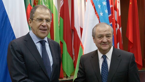 Министр иностранных дел РФ Сергей Лавров с министром иностранных дел Узбекистана Абдулазизом Камиловым - Sputnik Таджикистан