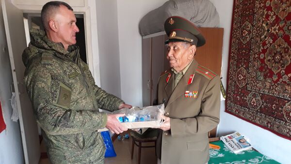 Военнослужащие 201 базы поздравили ветерана с днем защитника отечества - Sputnik Таджикистан