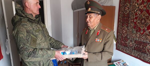 Военнослужащие 201 базы поздравили ветерана с днем защитника отечества - Sputnik Таджикистан