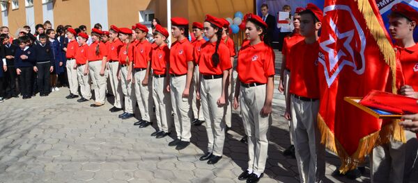Ученики школы №4 г.Курган-Тюбе вступили в ряды Юнармия, архивное фото Ученики школы №4 г.Курган-Тюбе вступили в ряды Юнармия, архивное фото - Sputnik Таджикистан