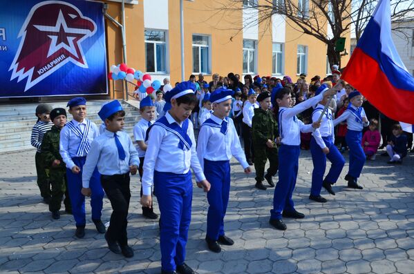 Ученики школы №4 г.Курган-Тюбе вступили в ряды Юнармия - Sputnik Таджикистан