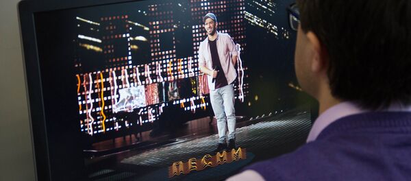 Просмотр на экране передачи с участием Даниэля Рустамова - Sputnik Тоҷикистон