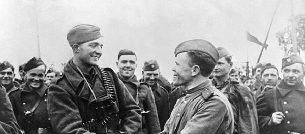 Офицер Красной Армии жмет руку бойцу Чехословацкого корпуса Офицер Красной Армии жмет руку бойцу Чехословацкого корпуса - Sputnik Таджикистан