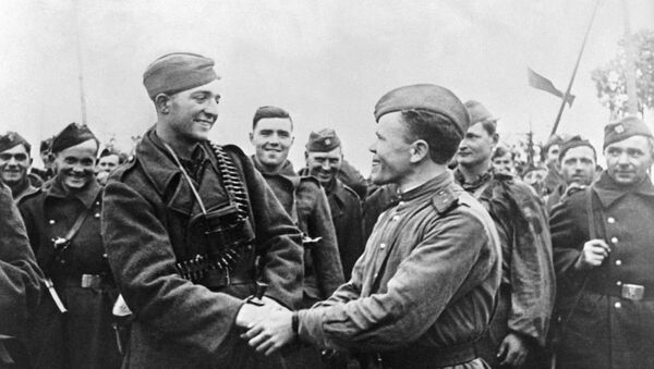 Офицер Красной Армии жмет руку бойцу Чехословацкого корпуса - Sputnik Таджикистан