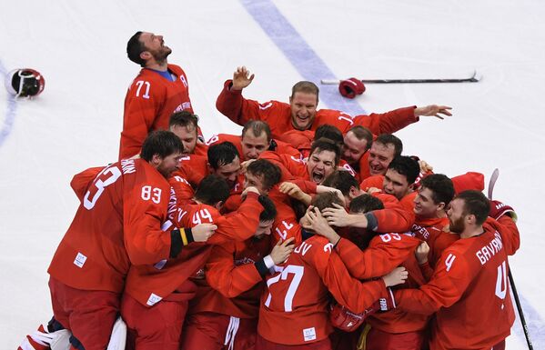 Российские хоккеисты радуются победе в финальном матче Россия - Германия по хоккею среди мужчин на XXIII зимних Олимпийских играх - Sputnik Таджикистан