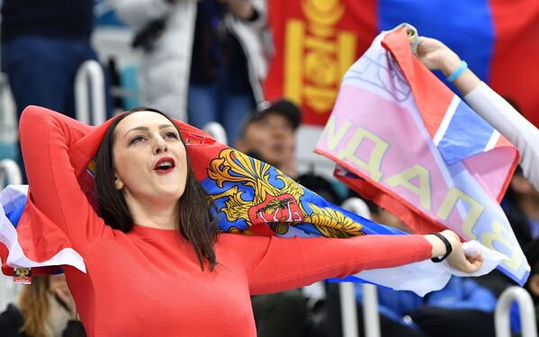 Российская болельщица радуется заброшенной шайбе в финальном матче Россия - Германия по хоккею среди мужчин на XXIII зимних Олимпийских играх - Sputnik Таджикистан