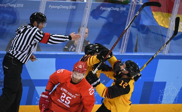 Патрик Хагер и Брукс Мацек радуются заброшенной шайбе в финальном матче Россия - Германия по хоккею среди мужчин на XXIII зимних Олимпийских играх - Sputnik Таджикистан