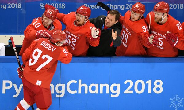 Никита Гусев радуется заброшенной шайбе в финальном матче Россия - Германия по хоккею среди мужчин на XXIII зимних Олимпийских играх - Sputnik Таджикистан