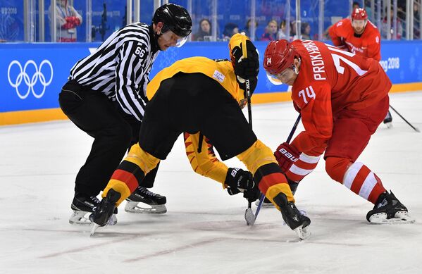 Николай Прохоркин в финальном матче Россия - Германия по хоккею среди мужчин на XXIII зимних Олимпийских играх - Sputnik Таджикистан