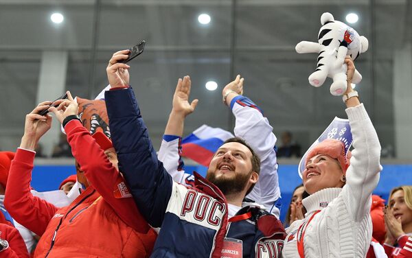 Российские болельщики радуются заброшенной шайбе в финальном матче Россия - Германия по хоккею среди мужчин на XXIII зимних Олимпийских играх - Sputnik Таджикистан