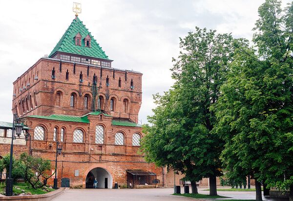 Дмитриевская башня – главная башня Нижегородского кремля, выходящая на площадь Минина и Пожарского, считается основными воротами крепости и является неофициальным символом Нижнего Новгорода - Sputnik Таджикистан