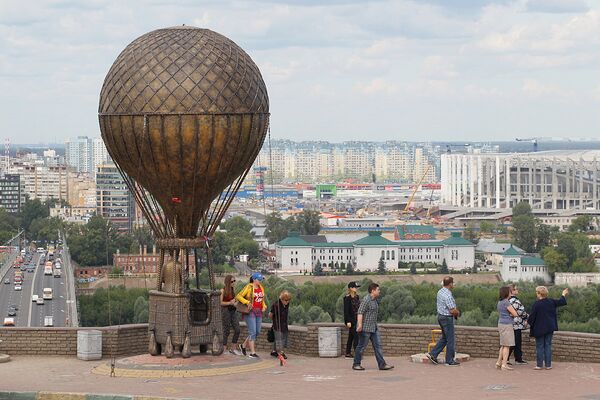 Памятник писателю-фантасту Жюлю Верну был открыт в сентябре 2015 года на набережной Оки. Знаменитый француз изображен летящим на воздушном шаре с подзорной трубой в руках. Высота композиции - 10 метров - Sputnik Таджикистан