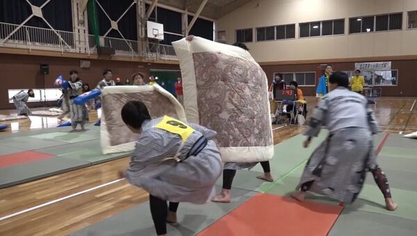 Бои на подушках - профессиональный вид спорта в Японии - Sputnik Таджикистан