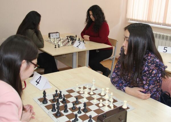 Девушки за игрой на шахматном турнире в НУР - Sputnik Таджикистан