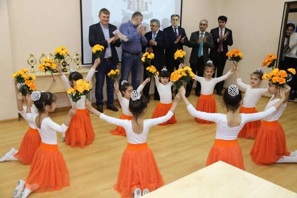 Юные артистки выступают на шахматном турнире в НУР - Sputnik Таджикистан