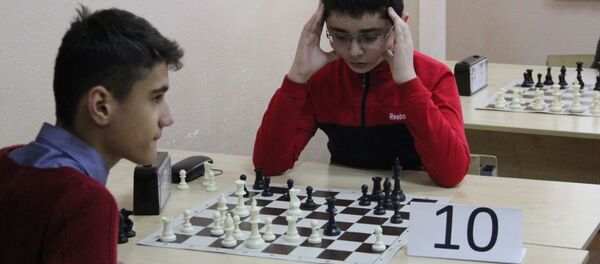 Юный участник сосредоточенно обдумывает ход Юный участник сосредоточенно обдумывает ход - Sputnik Таджикистан