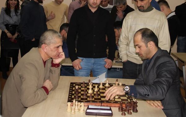 Мужчины за шахматной доской ждут до последнего, чтобы сделать ход - Sputnik Таджикистан
