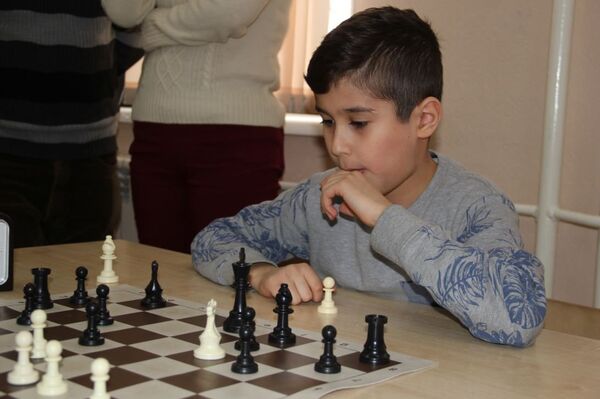 Юный участник шахматного турнира в НУР - Sputnik Таджикистан