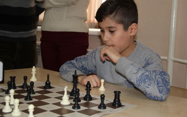 Молодой шахматист обдумывает ход - Sputnik Таджикистан