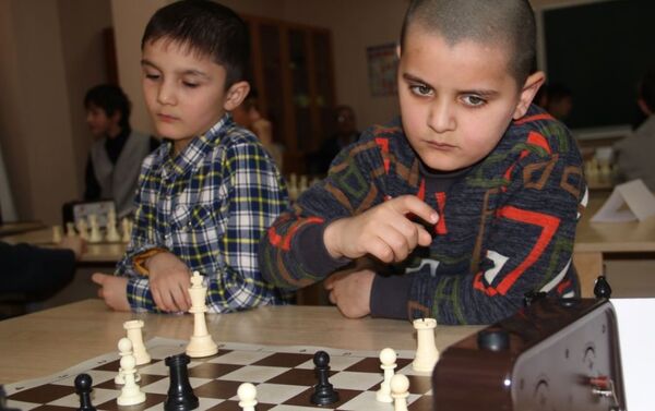 Игра требует максимальной серьезности даже от самых юных участников - Sputnik Таджикистан