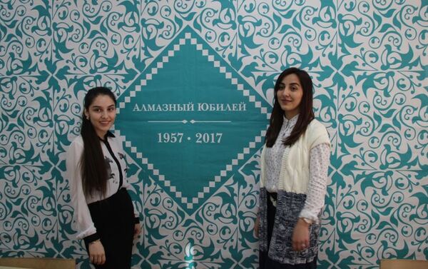 Девушки-волонтеры на фоне плакат НУР - Sputnik Таджикистан