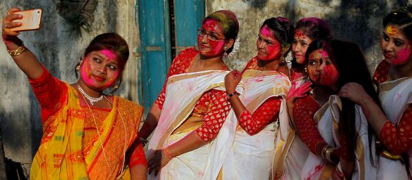 Участники фестиваля Холи в Индии делают селфи - Sputnik Тоҷикистон