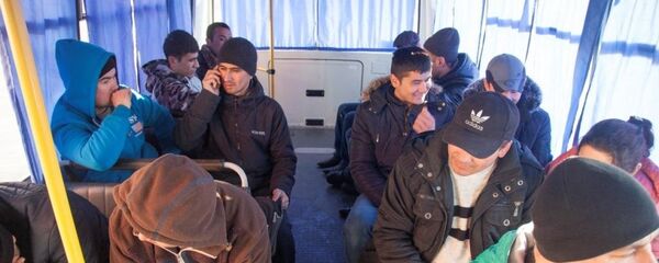 Трудовые мигранты, архивное фото Трудовые мигранты, архивное фото - Sputnik Таджикистан