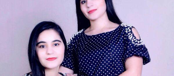 Зухро и Фотима Холовы: звездные сестры-близнецы, архивное фото Зухро и Фотима Холовы: звездные сестры-близнецы, архивное фото - Sputnik Таджикистан