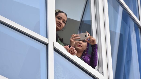 Люди наблюдают из окон, архивное фото - Sputnik Таджикистан