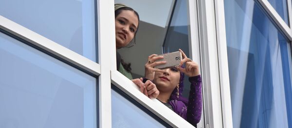 Люди наблюдают из окон, архивное фото - Sputnik Таджикистан