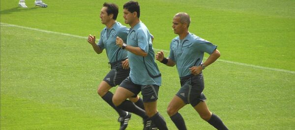 Разминка футбольных арбитров перед игрой на чемпионате мира по футболу 2006 года Разминка футбольных арбитров перед игрой на чемпионате мира по футболу 2006 года - Sputnik Таджикистан