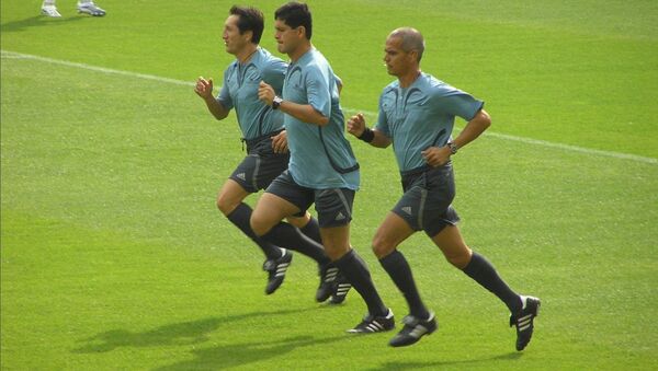 Разминка футбольных арбитров перед игрой на чемпионате мира по футболу 2006 года - Sputnik Таджикистан