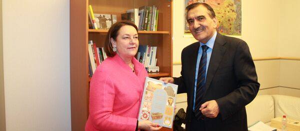 Представитель Таджикистана в Евросоюзе Эркинхон Рахматуллозода и представитель парламента Европы Натали Грисбек - Sputnik Тоҷикистон