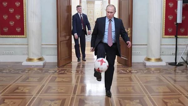 Президент РФ Владимир Путин с мячом после встречи в Кремле с президентом ФИФА Джанни Инфантино, архивное фото - Sputnik Тоҷикистон