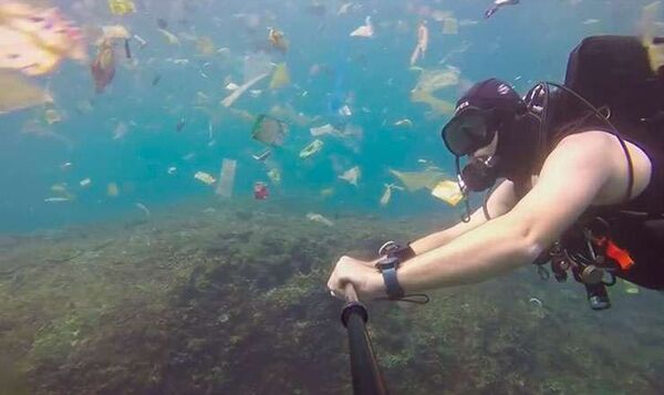 Дайвер заснял мусорные горы близ Бали - Sputnik Таджикистан