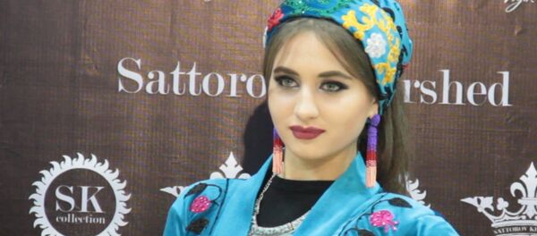 В Душанбе прошел показ весенней коллекции Хуршеда Сатторова - Sputnik Таджикистан