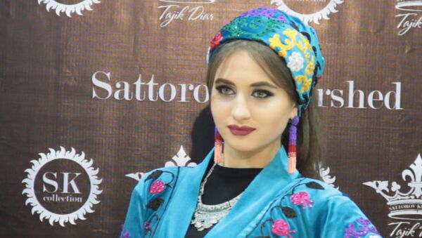 В Душанбе прошел показ весенней коллекции Хуршеда Сатторова - Sputnik Таджикистан