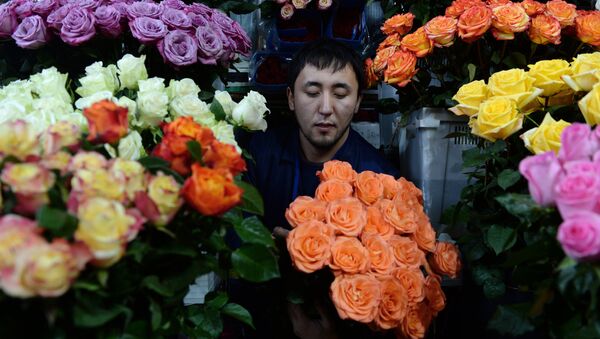 Продажа цветов накануне 8 марта - Sputnik Таджикистан
