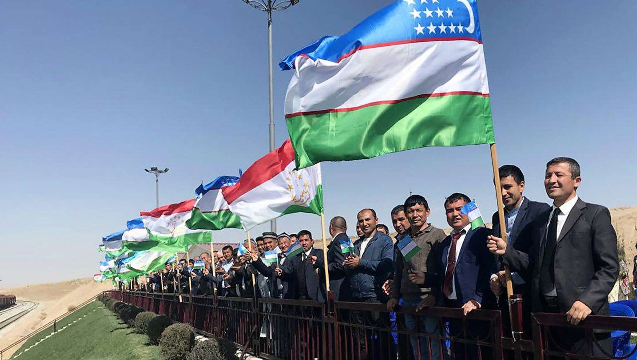 Точикистон арабистон прямой. Таджикистан Узбекистан БАЙРОГИ. Флаг Таджикистана и Узбекистана. Патриот Узбекистана.