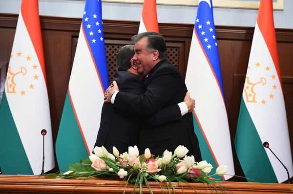 Президент Узбекистана Шавкат Мирзиёев и президент Таджикистана Эмомали Рахмон  - Sputnik Тоҷикистон