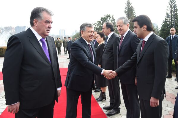 Президент Узбекистана Шавкат Мирзиёев жмет руку мэру Душанбе Рустаму Эмомали - Sputnik Таджикистан